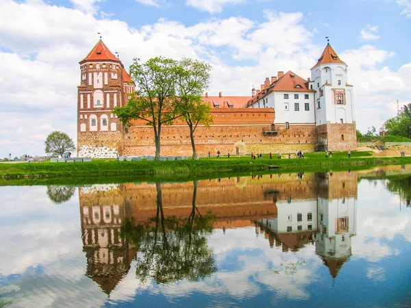 Mir, Belarus. Kale karmaşık Mir güneşli günü mavi gökyüzü arka plan ile. Eski Ortaçağ kuleler ve unesco Dünya Kültür Mirası Listesi'ne geleneksel kaleden duvarları