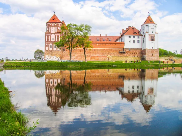 Mir, Belarus. Kale karmaşık Mir güneşli günü mavi gökyüzü arka plan ile. Eski Ortaçağ kuleler ve unesco Dünya Kültür Mirası Listesi'ne geleneksel kaleden duvarları