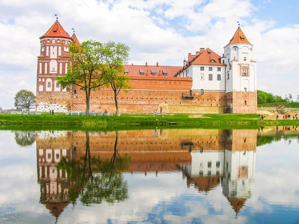 Mir, Belarus. Kale karmaşık Mir güneşli günü mavi gökyüzü arka plan ile. Eski Ortaçağ kuleler ve unesco Dünya Kültür Mirası Listesi'ne geleneksel kaleden duvarları