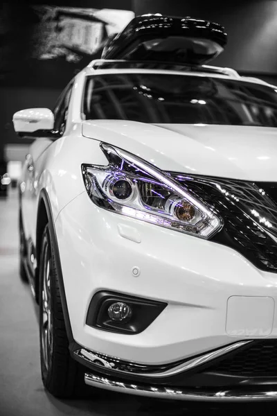 Far modern araba ile yol açtı ve xenon optik