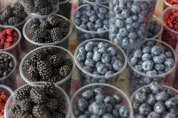 taze böğürtlen ve yaban mersini soyut meyve renkli doku arka plan desen