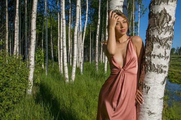 Huş gülümseyen grove poz uzun mercan elbiseli seksi dudaklar genç ince güzel kızla