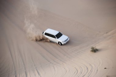 Cicili beyaz Suw 4 x 4 çöl dunes exreme kum spor araç üzerinde Arabistan seyahat ralli yarış safariye sürüklenir