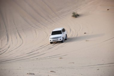 Tüm çark sürücü 4 x 4 dunes exreme yarış çöl safari Arabistan seyahat cicili beyaz Suw Ralli spor araç içinde kum üzerinde