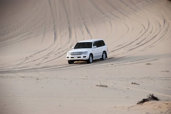 Luxurous branco SUW 4x4 no deserto safari em dunas exreme corrida em árabe rali de viagem na areia em veículo esportivo todos roda de tração — Fotografia de Stock