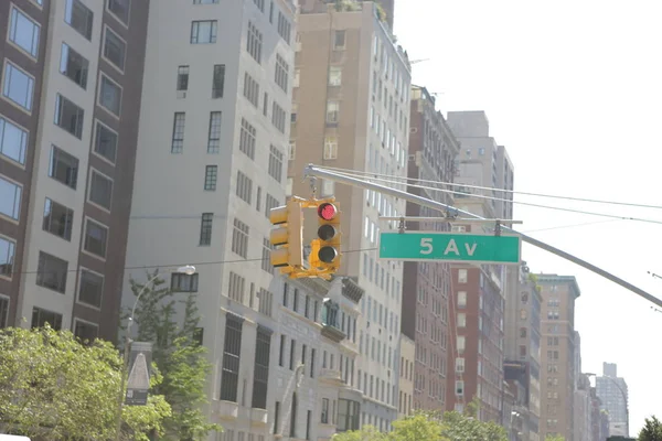 Yeni York 5th avenue üzerinde kırmızı trafik ışığı — Stok fotoğraf