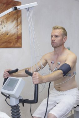 doktor hastane Kliniği erkek hastada kardiyogram altında yük testi yapmasını elektrokardiyogram ekipman ile