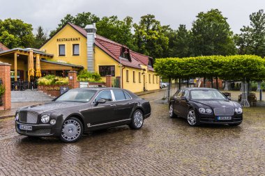 Rathenow Almanya 17 Ağustos 2014: Bentley Mulsanne ve test sürüşü sırasında Continental Gt