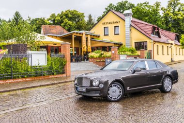 Rathenow Almanya 17 Ağustos 2014: Bentley Mulsanne ve test sürüşü sırasında Continental Gt