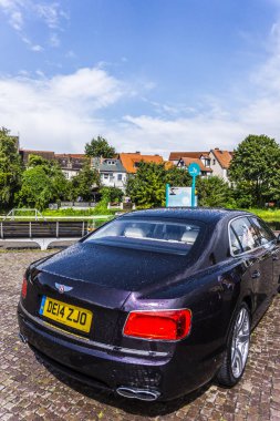 Rathenow Almanya 17 Ağustos 2014: Bentley Mulsanne ve test sürüşü sırasında Continental Gt