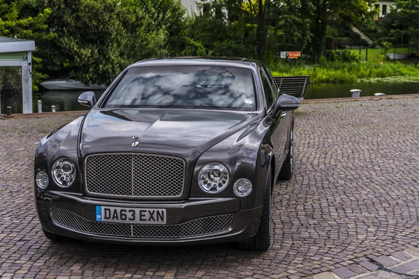 BERLÍN - 17 DE AGOSTO DE 2014: Bentley Mulsanne en el evento de pruebas para periodistas de automoción. Bentley Mulsanne funciona con 6.75 litros V8 de doble turbo, que produce 512 CV de potencia . — Foto de Stock