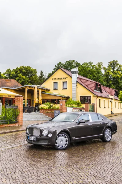Rathenow Almanya 17 Ağustos 2014: Bentley Mulsanne ve test sürüşü sırasında Continental Gt