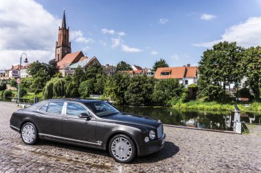 Rathenow Almanya 17 Ağustos 2014: Bentley Mulsanne ve test sürüşü sırasında Continental Gt