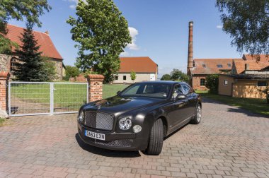 Rathenow Almanya 17 Ağustos 2014: Bentley Mulsanne ve test sürüşü sırasında Continental Gt