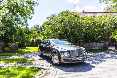 Berlin - 17 Ağustos 2014: Bentley Mulsanne otomotiv gazetecileri için test sürücü Event'de. Bentley Mulsanne 6.75 litre V8 Çift Kişilik-512 hp güç üreten turbo tarafından desteklenmektedir.