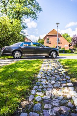 Berlin - 17 Ağustos 2014: Bentley Mulsanne otomotiv gazetecileri için test sürücü Event'de. Bentley Mulsanne 6.75 litre V8 Çift Kişilik-512 hp güç üreten turbo tarafından desteklenmektedir.