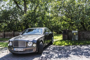 Berlin - 17 Ağustos 2014: Bentley Mulsanne otomotiv gazetecileri için test sürücü Event'de. Bentley Mulsanne 6.75 litre V8 Çift Kişilik-512 hp güç üreten turbo tarafından desteklenmektedir.