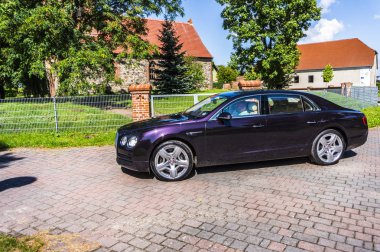 Rathenow Almanya 17 Ağustos 2014: Bentley Mulsanne ve test sürüşü sırasında Continental Gt