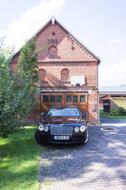 Berlin - 17 Ağustos 2014: Bentley Mulsanne otomotiv gazetecileri için test sürücü Event'de. Bentley Mulsanne 6.75 litre V8 Çift Kişilik-512 hp güç üreten turbo tarafından desteklenmektedir.