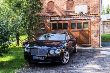 Rathenow Almanya 17 Ağustos 2014: Bentley Mulsanne ve test sürüşü sırasında Continental Gt