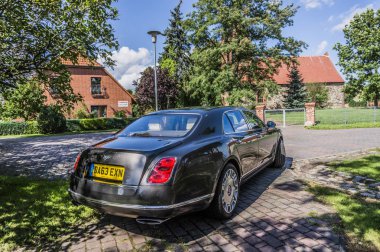 Rathenow Almanya 17 Ağustos 2014: Bentley Mulsanne ve test sürüşü sırasında Continental Gt