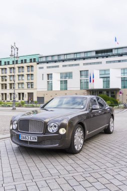 Berlin - 17 Ağustos 2014: Bentley Mulsanne otomotiv gazetecileri için test sürücü Event'de. Bentley Mulsanne 6.75 litre V8 Çift Kişilik-512 hp güç üreten turbo tarafından desteklenmektedir.