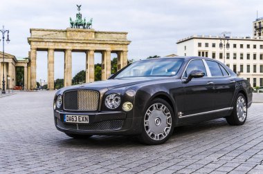Berlin - 17 Ağustos 2014: Bentley Mulsanne otomotiv gazetecileri için test sürücü Event'de. Bentley Mulsanne 6.75 litre V8 Çift Kişilik-512 hp güç üreten turbo tarafından desteklenmektedir.