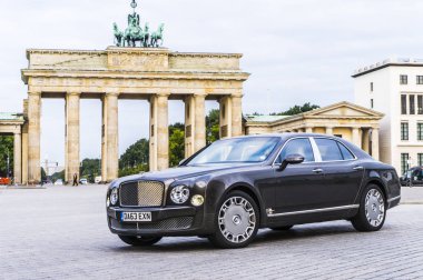 Berlin - 17 Ağustos 2014: Bentley Mulsanne otomotiv gazetecileri için test sürücü Event'de. Bentley Mulsanne 6.75 litre V8 Çift Kişilik-512 hp güç üreten turbo tarafından desteklenmektedir.