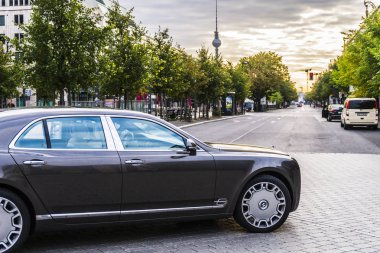 Berlin - 17 Ağustos 2014: Bentley Mulsanne otomotiv gazetecileri için test sürücü Event'de. Bentley Mulsanne 6.75 litre V8 Çift Kişilik-512 hp güç üreten turbo tarafından desteklenmektedir.