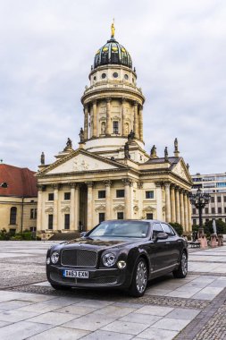 Berlin - 17 Ağustos 2014: Bentley Mulsanne otomotiv gazetecileri için test sürücü Event'de. Bentley Mulsanne 6.75 litre V8 Çift Kişilik-512 hp güç üreten turbo tarafından desteklenmektedir.
