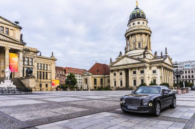 Berlin - 17 Ağustos 2014: Bentley Mulsanne otomotiv gazetecileri için test sürücü Event'de. Bentley Mulsanne 6.75 litre V8 Çift Kişilik-512 hp güç üreten turbo tarafından desteklenmektedir.