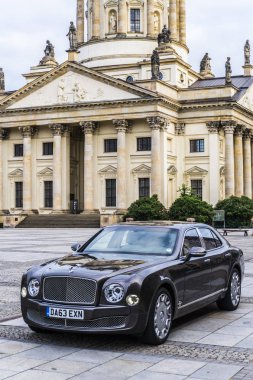 Berlin - 17 Ağustos 2014: Bentley Mulsanne otomotiv gazetecileri için test sürücü Event'de. Bentley Mulsanne 6.75 litre V8 Çift Kişilik-512 hp güç üreten turbo tarafından desteklenmektedir.