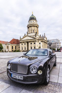 Berlin - 17 Ağustos 2014: Bentley Mulsanne otomotiv gazetecileri için test sürücü Event'de. Bentley Mulsanne 6.75 litre V8 Çift Kişilik-512 hp güç üreten turbo tarafından desteklenmektedir.