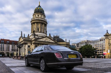 Berlin - 17 Ağustos 2014: Bentley Mulsanne otomotiv gazetecileri için test sürücü Event'de. Bentley Mulsanne 6.75 litre V8 Çift Kişilik-512 hp güç üreten turbo tarafından desteklenmektedir.