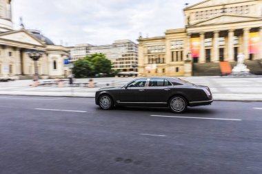 Berlin - 17 Ağustos 2014: Bentley Mulsanne otomotiv gazetecileri için test sürücü Event'de. Bentley Mulsanne 6.75 litre V8 Çift Kişilik-512 hp güç üreten turbo tarafından desteklenmektedir.