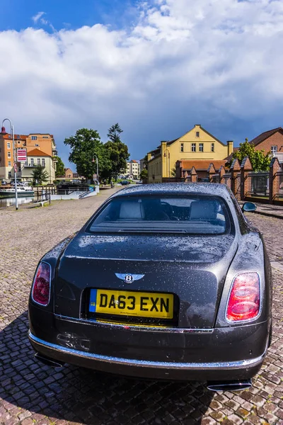 Rathenow Almanya 17 Ağustos 2014: Bentley Mulsanne ve test sürüşü sırasında Continental Gt