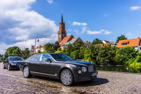 Rathenow Almanya 17 Ağustos 2014: Bentley Mulsanne ve test sürüşü sırasında Continental Gt