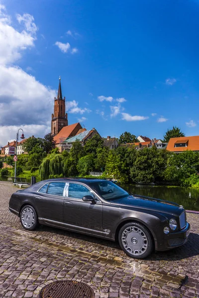 Rathenow Almanya 17 Ağustos 2014: Bentley Mulsanne ve test sürüşü sırasında Continental Gt