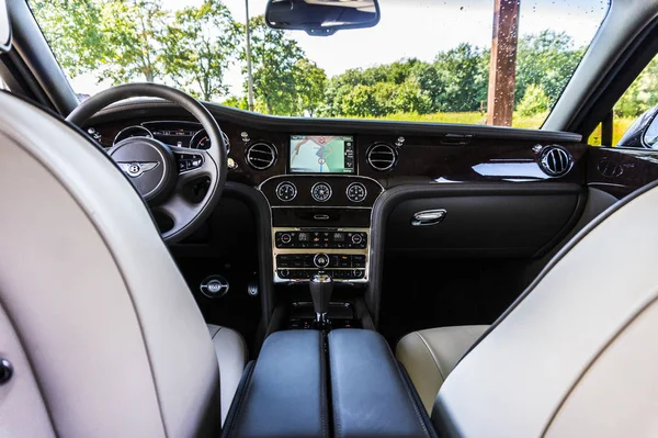 RATHENOW GERMANY AUGUST 17, 2014: Bentley Mulsanne and Continental GT during test drive — Stock Photo, Image