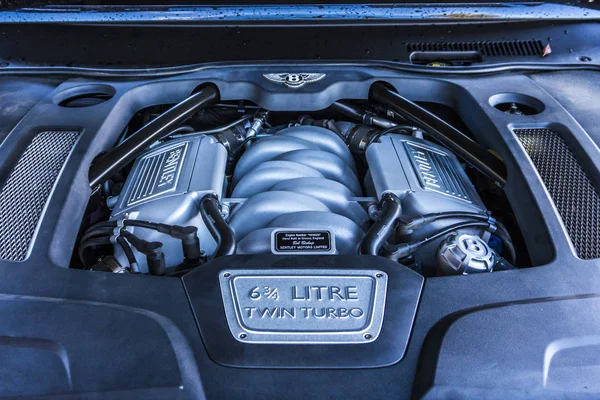 Rathenow Almanya 17 Ağustos 2014: Bentley Mulsanne ve test sürüşü sırasında Continental Gt