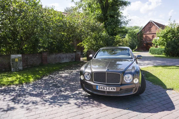 Berlin - 17 Ağustos 2014: Bentley Mulsanne otomotiv gazetecileri için test sürücü Event'de. Bentley Mulsanne 6.75 litre V8 Çift Kişilik-512 hp güç üreten turbo tarafından desteklenmektedir.