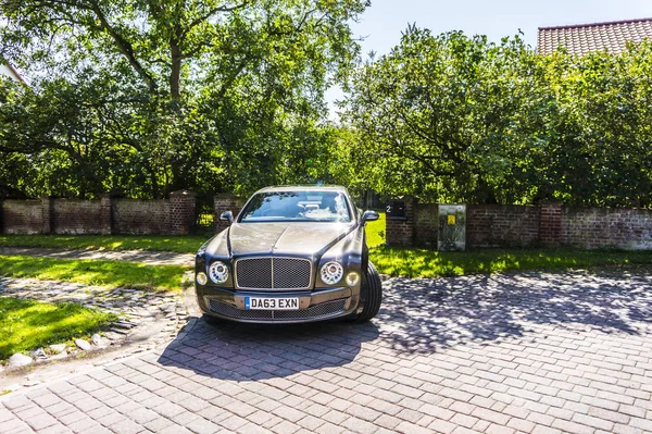 Berlin - 17 Ağustos 2014: Bentley Mulsanne otomotiv gazetecileri için test sürücü Event'de. Bentley Mulsanne 6.75 litre V8 Çift Kişilik-512 hp güç üreten turbo tarafından desteklenmektedir.