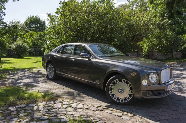 Berlin - 17 Ağustos 2014: Bentley Mulsanne otomotiv gazetecileri için test sürücü Event'de. Bentley Mulsanne 6.75 litre V8 Çift Kişilik-512 hp güç üreten turbo tarafından desteklenmektedir.