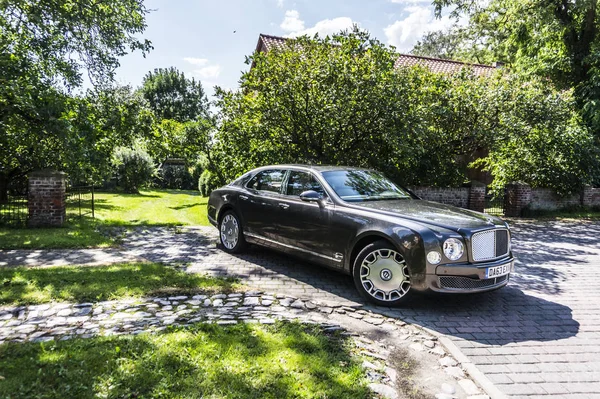 Berlin - 17 Ağustos 2014: Bentley Mulsanne otomotiv gazetecileri için test sürücü Event'de. Bentley Mulsanne 6.75 litre V8 Çift Kişilik-512 hp güç üreten turbo tarafından desteklenmektedir.