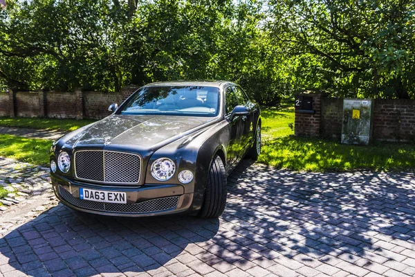 Berlin - 17 Ağustos 2014: Bentley Mulsanne otomotiv gazetecileri için test sürücü Event'de. Bentley Mulsanne 6.75 litre V8 Çift Kişilik-512 hp güç üreten turbo tarafından desteklenmektedir.