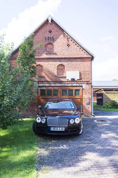 Berlin - 17 Ağustos 2014: Bentley Mulsanne otomotiv gazetecileri için test sürücü Event'de. Bentley Mulsanne 6.75 litre V8 Çift Kişilik-512 hp güç üreten turbo tarafından desteklenmektedir.