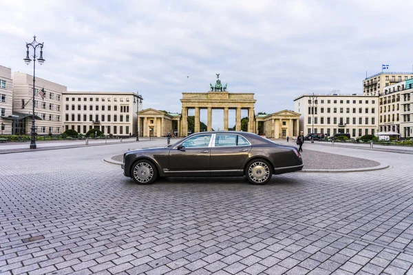 Berlin - 17 Ağustos 2014: Bentley Mulsanne otomotiv gazetecileri için test sürücü Event'de. Bentley Mulsanne 6.75 litre V8 Çift Kişilik-512 hp güç üreten turbo tarafından desteklenmektedir.
