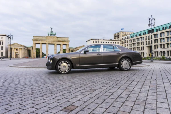 Berlin - 17 Ağustos 2014: Bentley Mulsanne otomotiv gazetecileri için test sürücü Event'de. Bentley Mulsanne 6.75 litre V8 Çift Kişilik-512 hp güç üreten turbo tarafından desteklenmektedir.