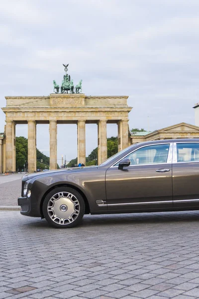 Berlin - 17 Ağustos 2014: Bentley Mulsanne otomotiv gazetecileri için test sürücü Event'de. Bentley Mulsanne 6.75 litre V8 Çift Kişilik-512 hp güç üreten turbo tarafından desteklenmektedir.
