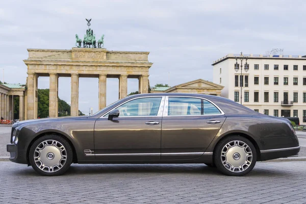 Berlin - 17 Ağustos 2014: Bentley Mulsanne otomotiv gazetecileri için test sürücü Event'de. Bentley Mulsanne 6.75 litre V8 Çift Kişilik-512 hp güç üreten turbo tarafından desteklenmektedir.